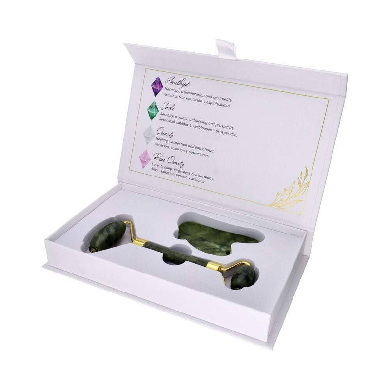 Jade-Gesichtsmassager-Set mit Roller und Gua Sha Stein, präsentiert in einer weißen Geschenkbox mit gelisteten Kristalleigenschaften.
