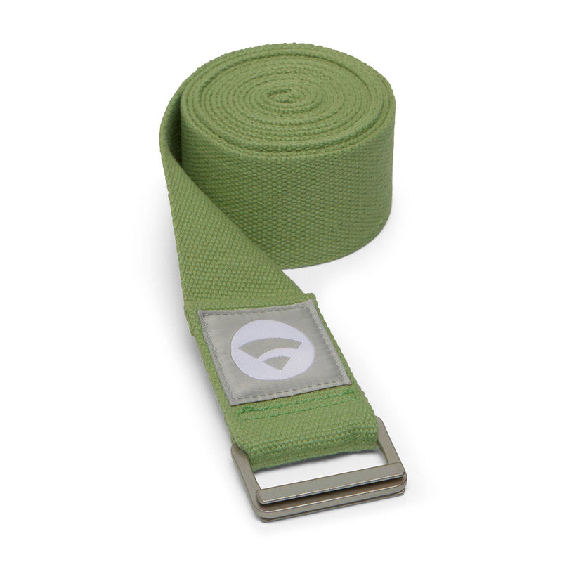 Grüner Yogagurt mit Metallschnalle und Logopatch, aufgerollt zur Aufbewahrung oder zum Transport.
