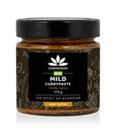 Ein Glas Cosmoveda Bio Mild Curry Paste für Curry-Gerichte.