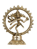Eine glänzende Messingfigur von Shiva Nataraja, dem Herrn des Tanzes, der den kosmischen Tandava-Tanz innerhalb eines Flammenkreises vollführt.
