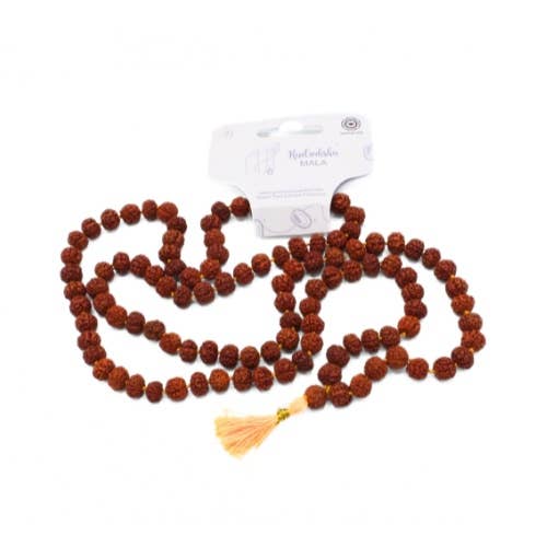 Eine Rudraksha-Samen-Mala (Gebetskette) mit einer hellorangen Quaste, neben ihrem weißen Pappetikett, freigestellt auf weißem Hintergrund.