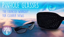 Ein Werbebild für die Lochbrille (Pinhole Glasses) mit einer Brille im Vordergrund vor einem Hintergrund aus Wolken und einem großen blauen Auge. Der Text-Overlay lautet: „PINHOLE GLASSES THE EXERCISE WORKOUT FOR CLEARER VIEWS“ mit einem runden Logo unten links.