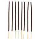 Acht dunkelbraune/schwarze Luxus-Räucherstäbchen mit Holzkern, aufrecht auf weißem Hintergrund.