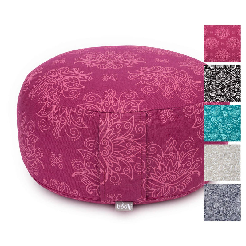 Ein runder Meditationskissen in lebhaftem Magenta mit einem floralen Muster. Das Kissen hat ein kleines Etikett an der Unterseite und wird mit Farbmuster anderer verfügbarer Farben und Muster auf der rechten Seite gezeigt.