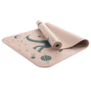 Eine hellrosa Kinder-Yogamatte, teilweise aufgerollt, mit einem petrolfarbenen Motiv eines Dinosauriers mit Astronautenhelm, Sternbildern und Planeten.