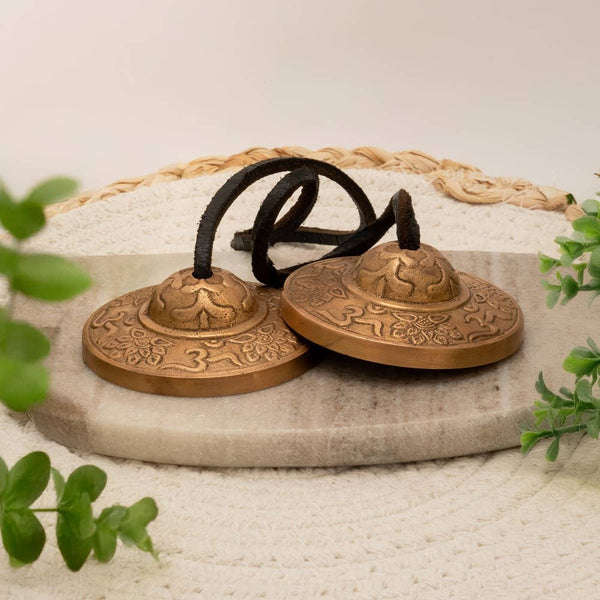 Ayurveda Specialist B.V. - Messing Thingsha’s Ohm mit Lotus mit überlegener Klangqualität