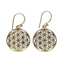 Ein Paar goldfarbene runde Ohrringe mit einem filigranen geometrischen „Blume des Lebens“-Design.