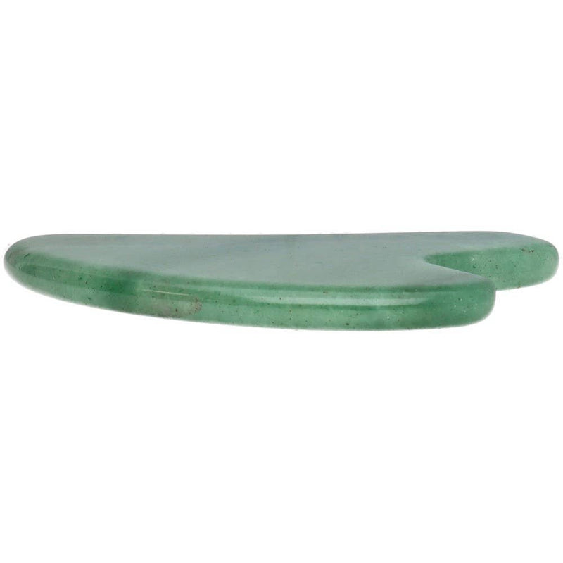 Seitenansicht eines flachen, grünen Aventurin Gua Sha Massagesteins, der sein glattes, gekrümmtes Profil zeigt