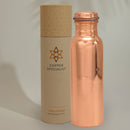 Glatte, polierte 750 ml Kupferwasserflasche von Ayurveda Specialist B.V. in schwerer Ausführung, zeigt das elegant gestaltete Kupfergefäß