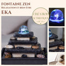 Eine Werbe-Infografik für den Zen-Brunnen „EKA“, mit einem mehrstufigen Steindesign, einer leuchtenden Glaskugel und Texten, die Entspannung und authentisches Design hervorheben.
