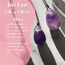 Eine Werbung für Yoni-Eier, die zwei polierte, violette Amethyst-Eier an schwarzen Schnüren zeigt, mit Text-Overlay, der die Option „Mit oder Ohne Schnur“ diskutiert.