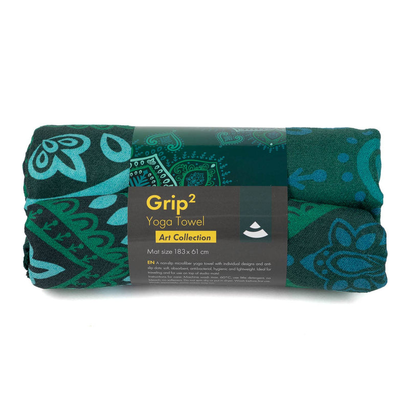 Zusammengerolltes grünes Yoga-Handtuch mit Mandala-Design, verpackt mit einem Etikett, das 'Grip² Yoga Towel Art Collection' und Maße 183 x 61 cm zeigt