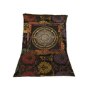  Ein aufwendig bestickter Wandbehang aus Stoff mit einem gold-silbernen, mandalaähnlichen Muster im Zentrum und floralen Mustern in Rot, Gold und Lila auf schwarzem Hintergrund.