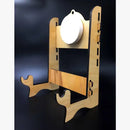 Ein zusammengebauter, lasergeschnittener hölzerner Display-Ständer (Halterung), der zur Präsentation von runden Gegenständen wie Ornamenten oder Medaillen dient, mit einer verstellbaren Rückseite und einer leeren weißen Kreisscheibe, die oben befestigt ist.