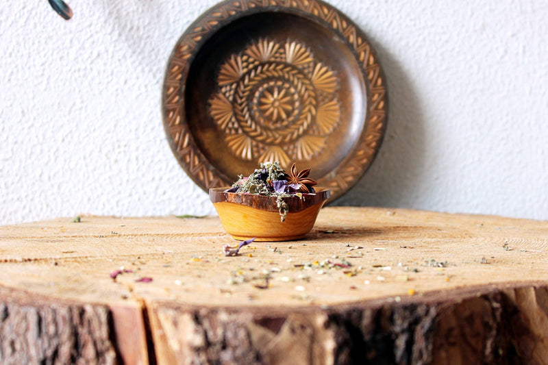 Ayamani Naturals - Priesterin-Tee: Lotus-, Beifuß-, Anis- und Kurkuma-Chakra-Mischung