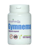  Eine weiße Plastikflasche mit Klappdeckel, beschriftet mit "Ayurveda autentico Gymnema" Pflanzenkapseln. Das Etikett zeigt einen blauen "Gymnema"-Titel, lila Text für "Cápsula vegetal" sowie Symbole für "Sin Gluten" (glutenfrei), "OMG" (gentechnikfrei) und "60 Cápsulas" (60 Kapseln).