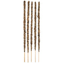 Sechs Sticks handgefertigtes Natur-Räucherwerk, bedeckt mit getrockneten Kräutern und Pflanzenmaterial.