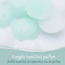 Eine Nahaufnahme von weißen und mintgrünen Wäscheduftperlen vor unscharfem Hintergrund, die ihre "Höchste Qualität Parfum" hervorhebt, die "Gleiche Qualität wie Top-Marken Eau de Parfum" bietet.