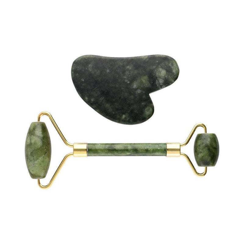 Grünes Jade-Gesichtsmassage-Set bestehend aus einem doppelseitigen Roller mit Goldakzenten und einem herzförmigen Gua Sha Stein