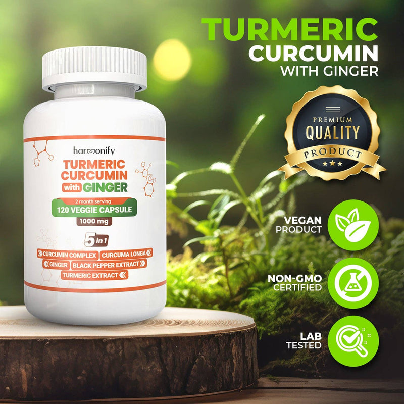 - Eine Flasche Harmonify Turmeric Curcumin mit Ingwer steht auf einem Holzscheit, beworben mit einem „Premium Quality Product“-Siegel und grünen Icons für „Vegan Product“, „Non-GMO Certified“ und „Lab Tested“, vor einem unscharfen grünen Hintergrund.