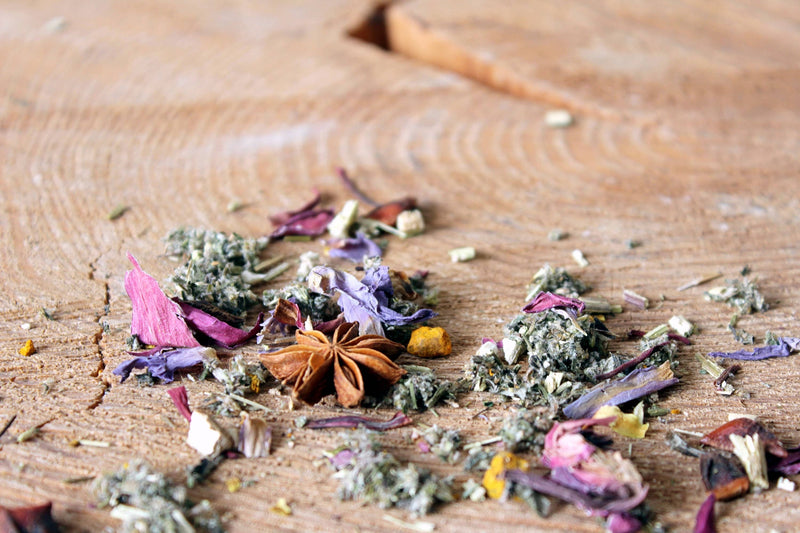 Ayamani Naturals - Priesterin-Tee: Lotus-, Beifuß-, Anis- und Kurkuma-Chakra-Mischung