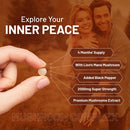 Eine Infografik mit einer jungen Frau und einem Mann im Hintergrund zeigt eine kleine Tablette im Vordergrund. Der Text "Explore Your INNER PEACE MUSHROOM COMPLEX" hebt Merkmale wie 4 Monate Vorrat, Löwenmähnenpilz, und 2000mg Superstärke hervor.