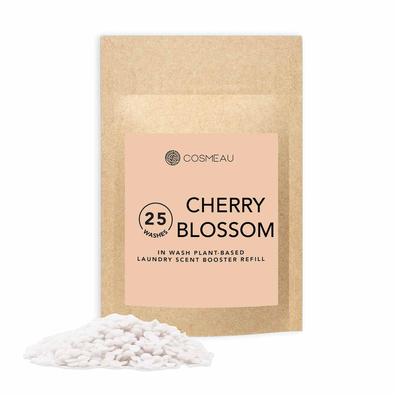 Cosmeau "Cherry Blossom" In-Wash Wäscheduft-Booster Nachfüllpack (25 Wäschen), mit einem Haufen weißer Duftperlen.