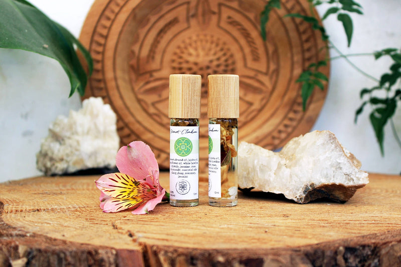Herz-Chakra-Öl mit Kristallen, Kräutern und ätherischen Ölen
