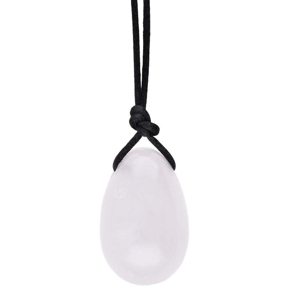 Polierter, glatter, eiförmiger Anhänger aus hellrosa Rosenquarz, hängend an einer geknoteten schwarzen Kordel.