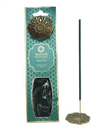 Eine lange, türkis-goldene Hängepackung für Ayurveda Aqua Oud Räucherstäbchen & Brenner. Die Packung hat ein dekoratives blumenförmiges Messing-Medaillon, und daneben ist ein einzelnes grünes Räucherstäbchen in einem passenden kleinen Messingbrenner zu sehen.