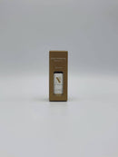 Kleine braune Pappschachtel mit einer Flasche Zedernöl (Cedro).