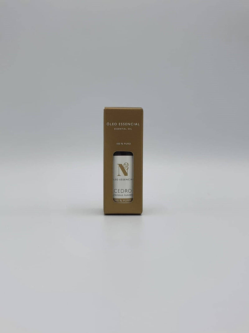 Kleine braune Pappschachtel mit einer Flasche Zedernöl (Cedro).