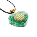 Herzförmiger grüner Kristallanhänger mit goldenem Blume des Lebens Symbol an einem schwarzen Band.