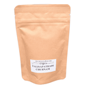 Braune Papierverpackung mit der Aufschrift 'Ayurveda Kalari Talisapatradi Churnam,' Kräuterpulver-Verpackung mit wiederverschließbarem Verschluss, auf weißem Hintergrund.