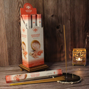 Eine Verkaufsdisplaybox für GREEN TREE Himalayan Rock Salt Räucherstäbchen steht mit einzelnen Stäbchen und einem Räuchergefäß vor einem dunklen Holzhintergrund.