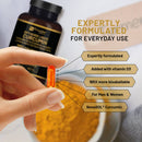Eine Hand hält eine flüssige Curcumin-Kapsel neben einer Ergänzungsmittelflasche und Produktvorteilen.