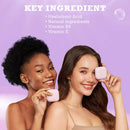 Zwei lächelnde Frauen halten rosafarbene Kosmetikgeräte vor violettem Hintergrund. Der Text listet die Inhaltsstoffe auf: Hyaluronsäure, natürliche Inhaltsstoffe, Vitamin B5, Vitamin E.