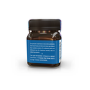 Die Rückseite eines Glases mit Himalayan Mad Honey mit einem blauen Etikett, das die nachhaltige Beschaffung und natürliche Fermentation beschreibt.