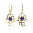 Paar goldfarbene Ohrhänger mit einem durchbrochenen Hamsa-Hand-Design, jeweils in der Mitte mit einem ovalen, dunkelblauen Lapislazuli-Edelstein besetzt.