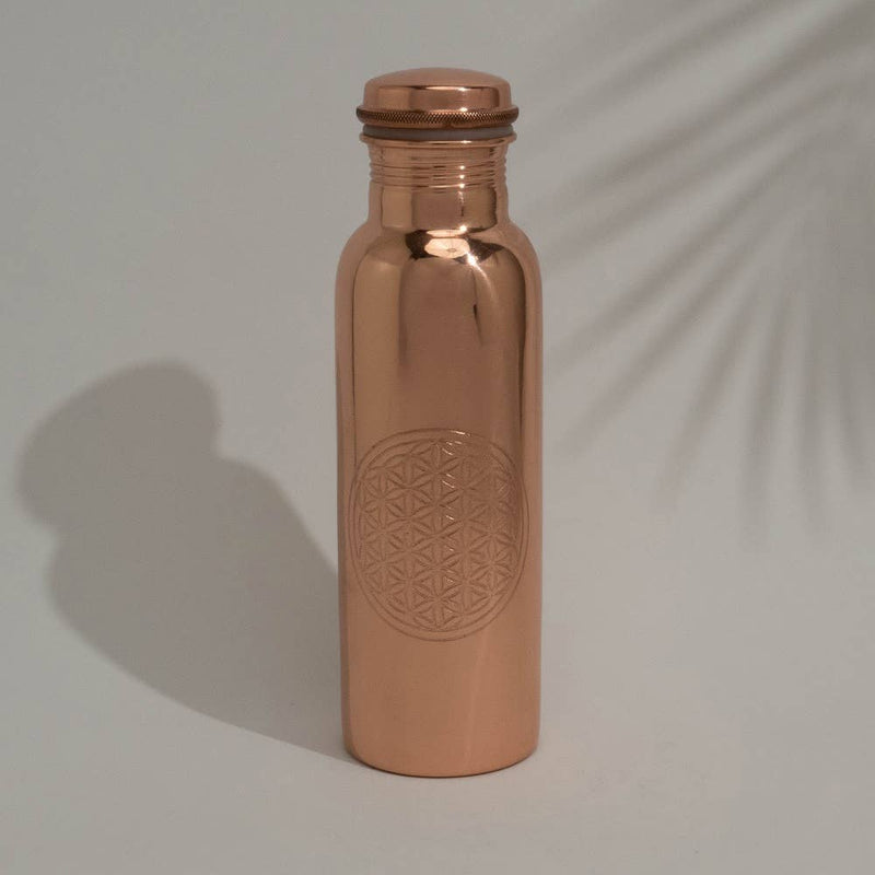 Ayurveda Specialist BV - Bouteille d'eau en cuivre pur 750 ml – avec gravure fleur de vie