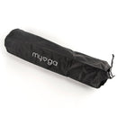 Eine schwarze, zylindrische Yogamatten-Tasche mit Kordelzug und dem weißen „myga“-Logo an der Seite, abgebildet auf einem einfarbigen weißen Hintergrund.