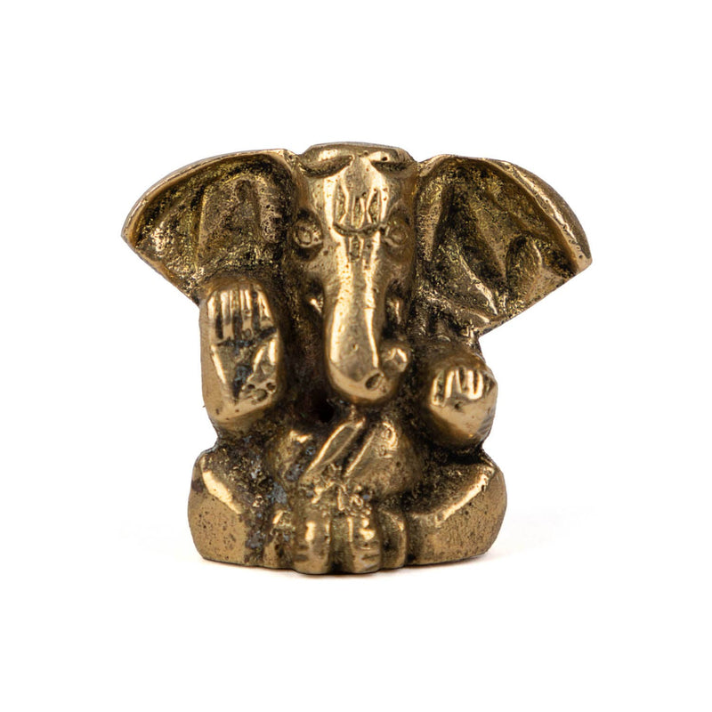 Frontalansicht einer kleinen messingfarbenen Ganesha-Statue, sitzend mit großen Ohren und Rüssel, erhobener segnender rechter Hand, sichtbare Details, auf weißem Hintergrund.