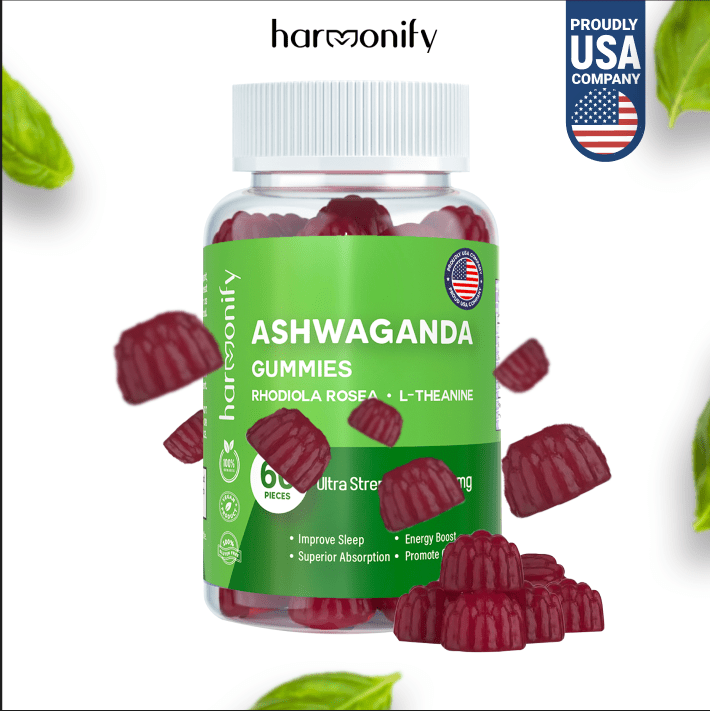 Eine Flasche Harmonify Ashwagandha Gummibärchen (1000 mg, 60 Stück), enthält Rhodiola Rosea und L-Theanin, mit mehreren Gummibärchen und grünen Blättern.