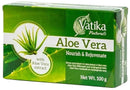Eine Produktabbildung einer Vatika Naturals Aloe Vera Seife in einer grünen Verpackung. Die Schachtel ist mit "Aloe Vera" und dem Slogan "Nourish & Rejuvenate" beschriftet, weist auf Aloe Vera Extrakt hin und zeigt ein Nettogewicht von 100g an.