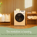 Eine Waschküche mit weißer Waschmaschine, Holzregalen und Wäschekörben, bewirbt "Die Revolution in der Wäsche" durch Zeit-, Geld- und Platzeinsparungen sowie Umweltfreundlichkeit.