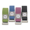 Vier Yogagurte in Grün, Blau, Pink und Schwarz, jeweils mit Metallschnalle und Logopatch.