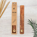 Räucherstäbchenhalter aus Holz mit Ying-Yang-Symbol und goldenen Sternen neben der Verpackung und Räucherstäbchen.