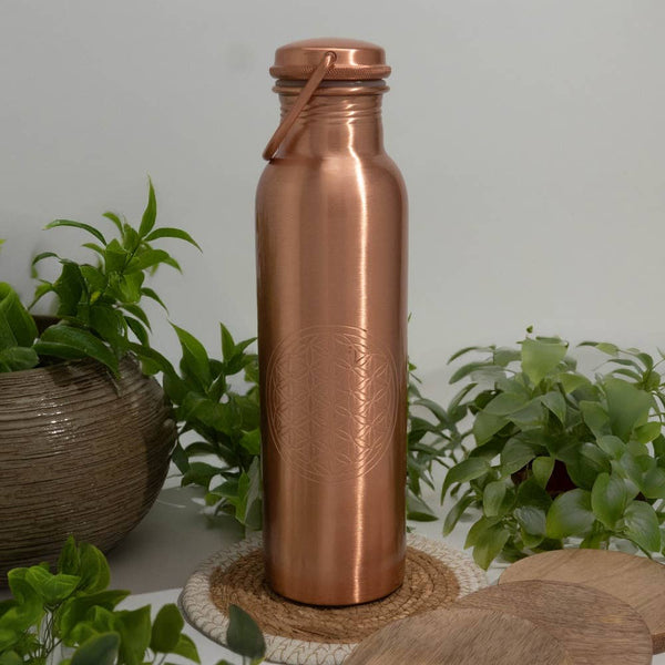 Ayurveda Specialist B.V. - Reine Kupferwasserflasche Blume des Lebens mit Griff ± 950 ml