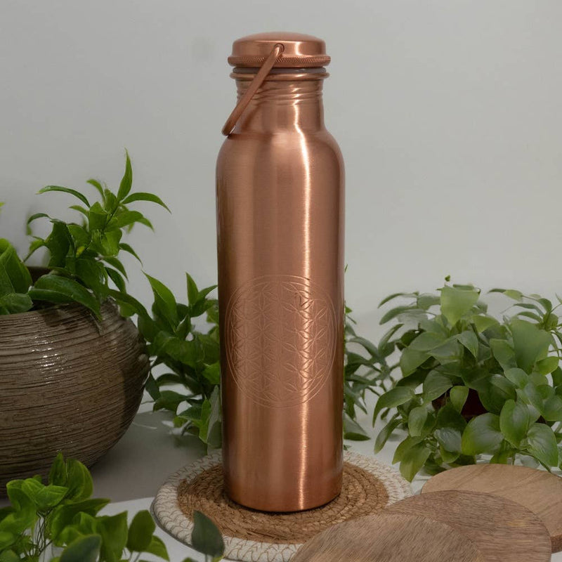 Ayurveda Specialist B.V. - Reine Kupferwasserflasche Blume des Lebens mit Griff ± 950 ml