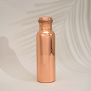 Glatt polierte 750 ml Kupferwasserflasche von Ayurveda Specialist B.V. mit schwerer Ausführung, zeigt die elegante, runde Wasserflasche